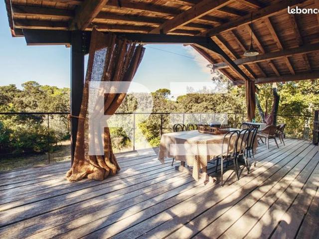 Maison 8 pièces 239 m²