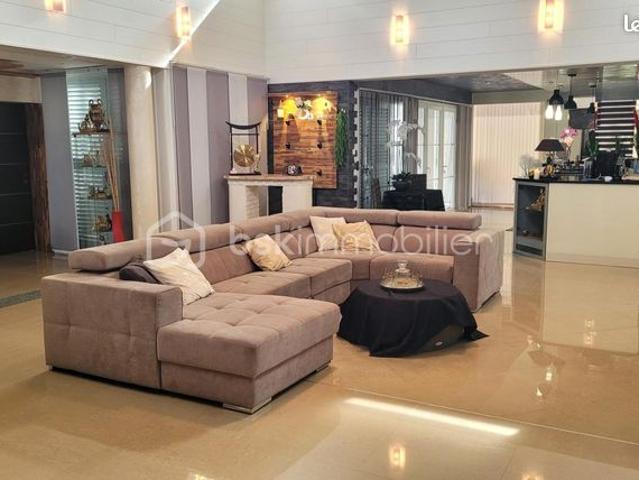 Maison 8 pièces 239 m²