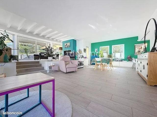 Maison 8 pièces 230 m²