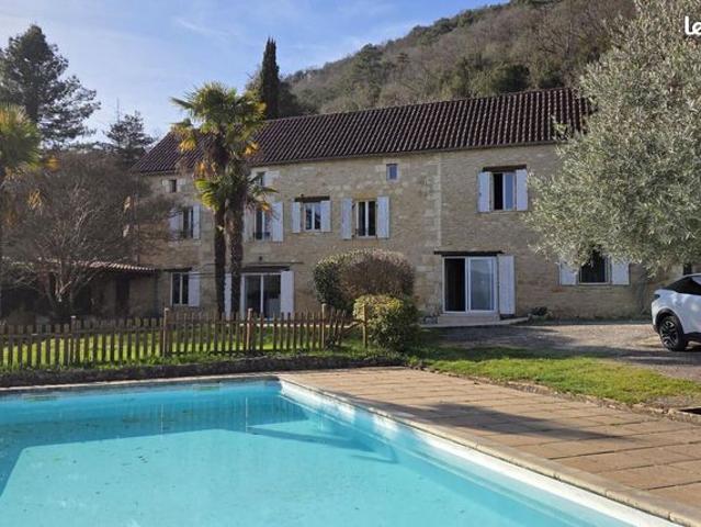 Maison 8 pièces 230 m²