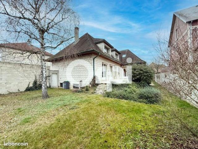 Maison 8 pièces 230 m²