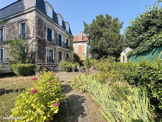 Maison 8 pièces 230 m²