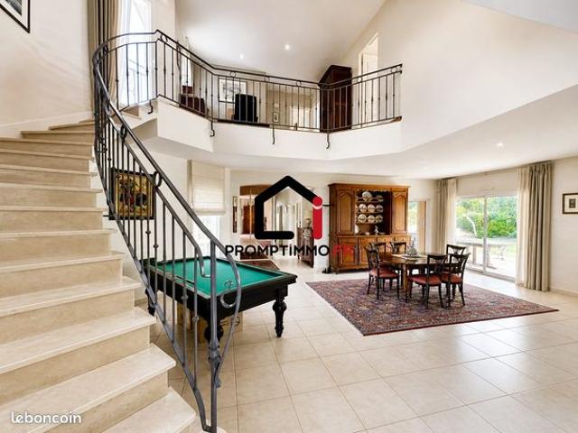 Maison 8 pièces 230 m²