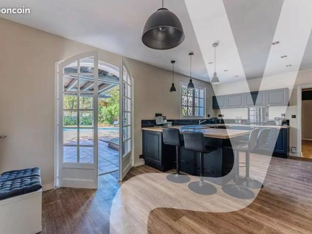 Maison 8 pièces 230 m²