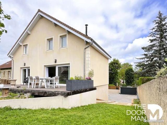 Maison 8 pièces 230 m²