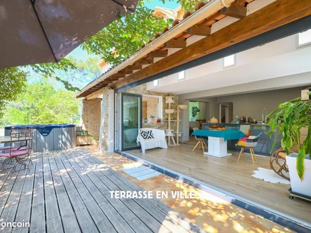 Maison 8 pièces 230 m²