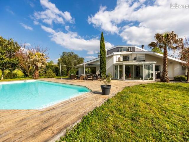 Maison 8 pièces 230 m²