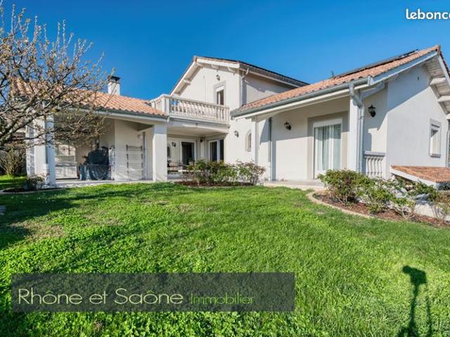 Maison 8 pièces 230 m²