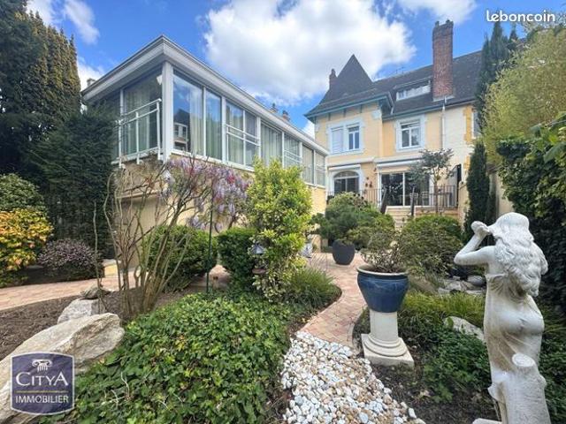 Maison 8 pièces 230 m²