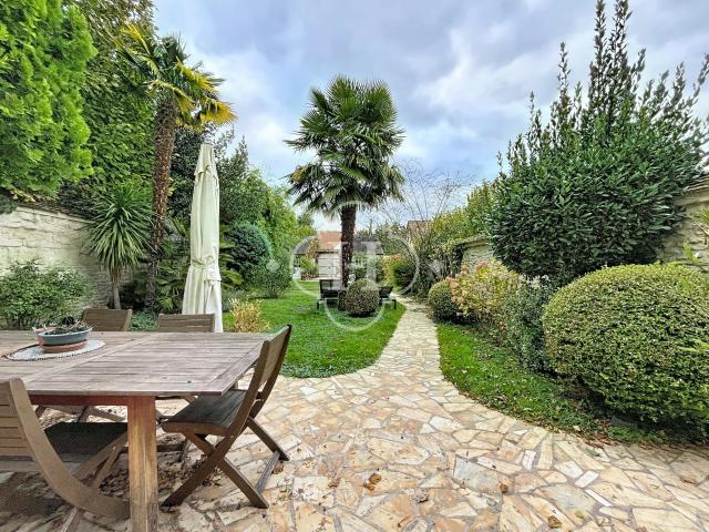 Maison 8 pièces 230 m²