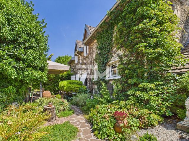 Maison 8 pièces 230 m²