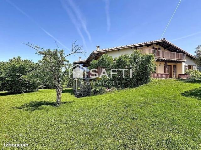 Maison 8 pièces 230 m²