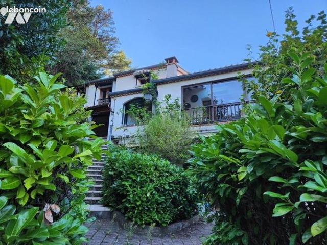 Maison 8 pièces 230 m²