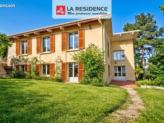 Maison 8 pièces 230 m²