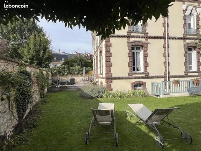 Maison 8 pièces 230 m²