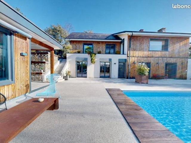 Maison 8 pièces 230 m²