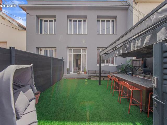 Maison 8 pièces 230 m²