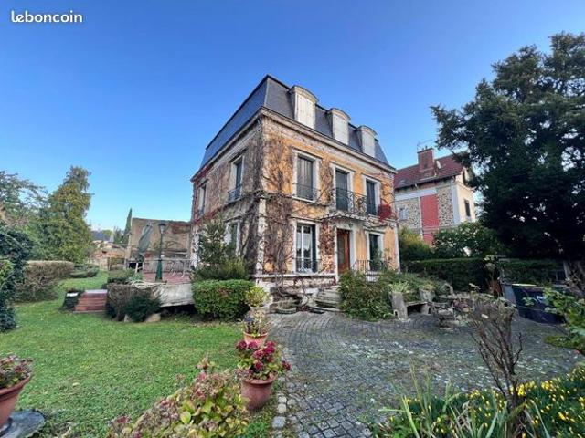 Maison 8 pièces 230 m²