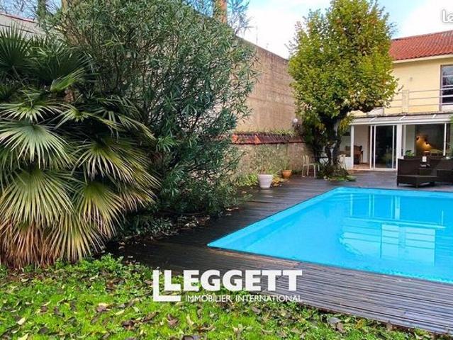 Maison 8 pièces 230 m²