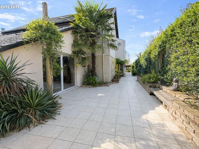 Maison 8 pièces 231 m²