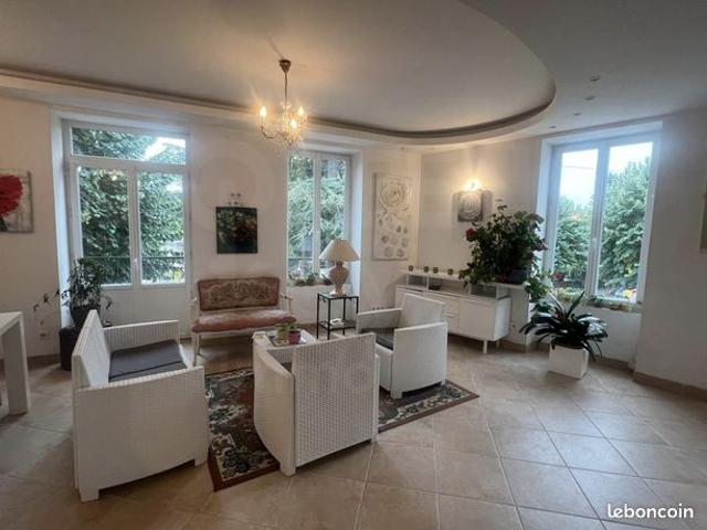 Maison 8 pièces 232 m²