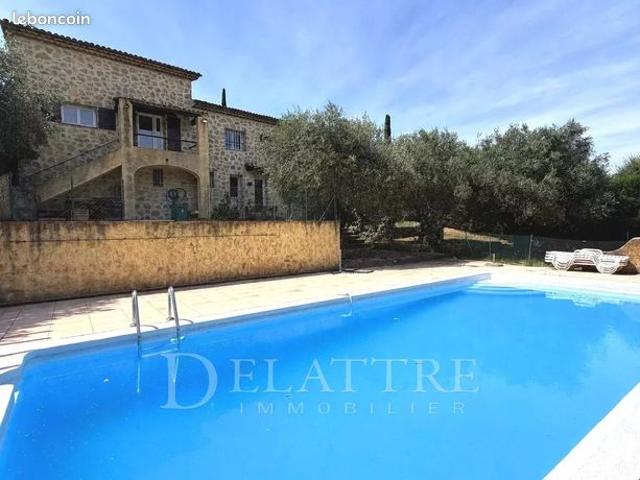 Maison 8 pièces 232 m²