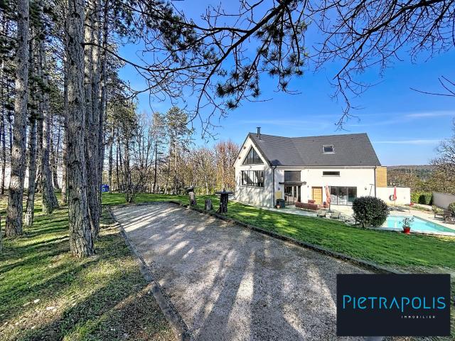 Maison 8 pièces 232 m²