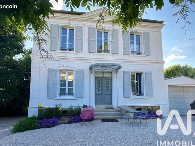 Maison 8 pièces 233 m²