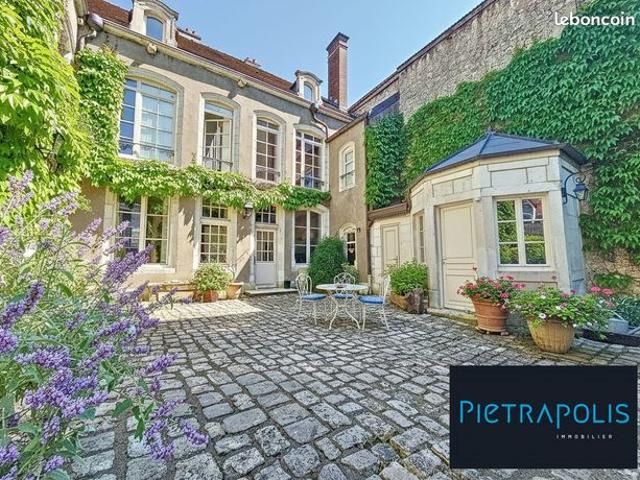 Maison 8 pièces 233 m²