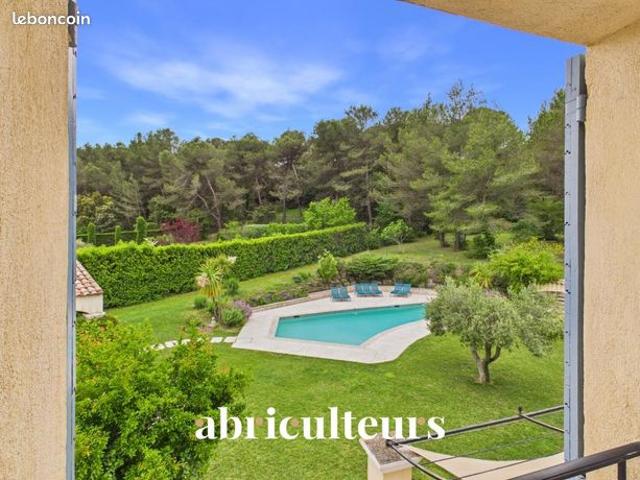Maison 8 pièces 233 m²