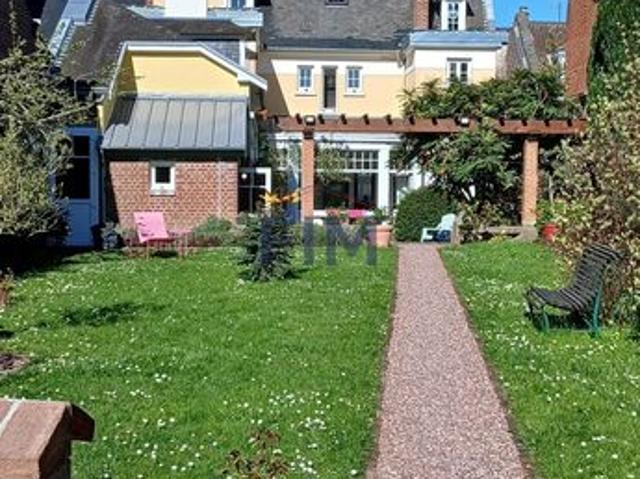 Maison 8 pièces 233 m²