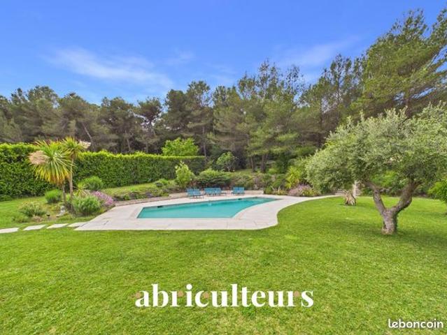 Maison 8 pièces 233 m²