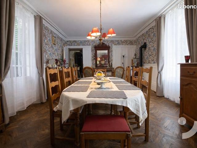 Maison 8 pièces 233 m²