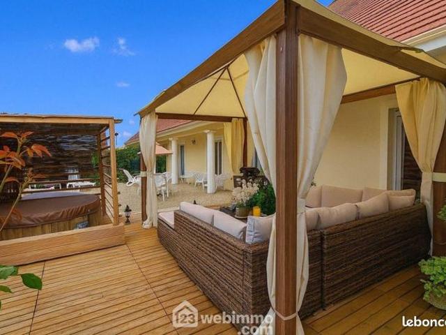 Maison 8 pièces 233 m²