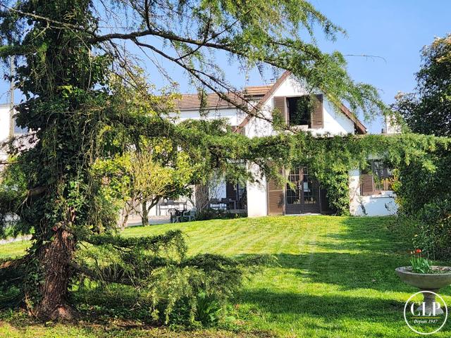 Maison 8 pièces 233 m²