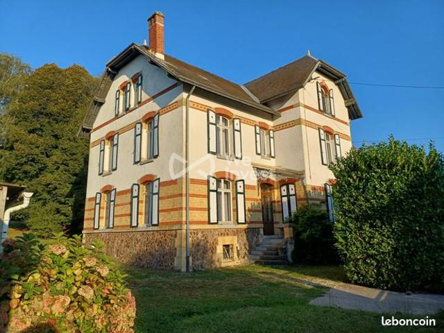 Maison 8 pièces 233 m²