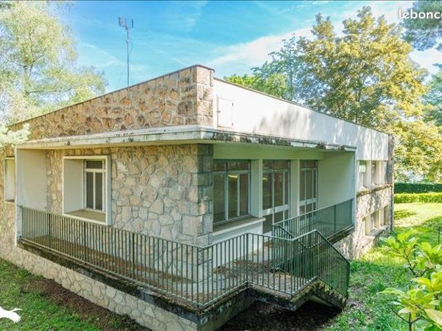 Maison 8 pièces 233 m²
