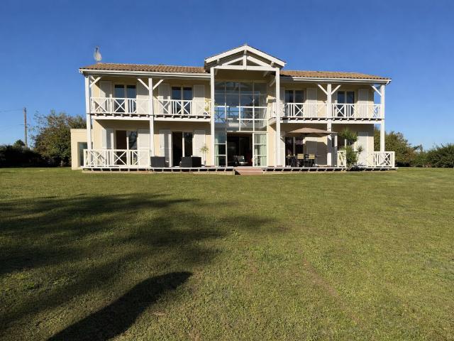 Maison 8 pièces 244 m²