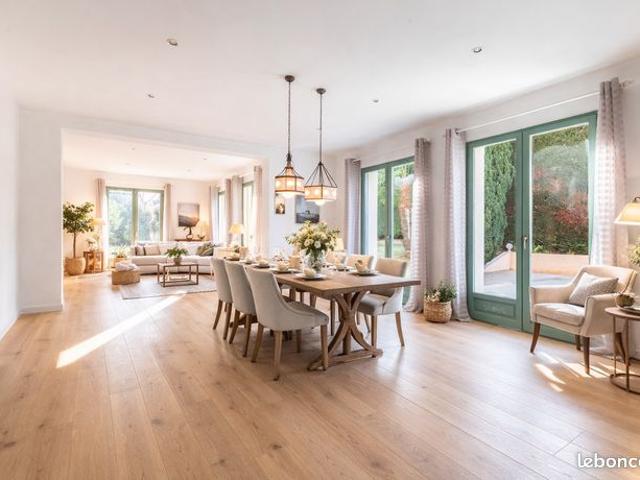 Maison 8 pièces 245 m²