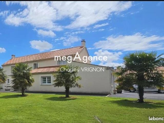 Maison 8 pièces 245 m²