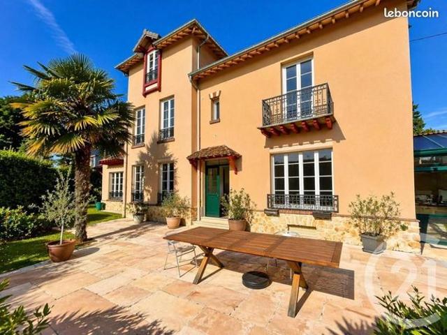 Maison 8 pièces 245 m²