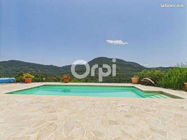 Maison 8 pièces 245 m²