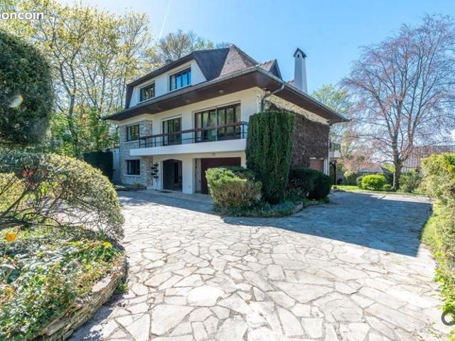 Maison 8 pièces 245 m²