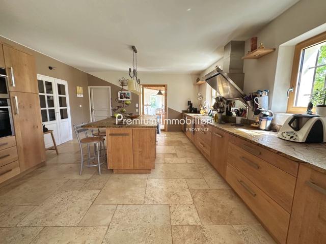 Maison 8 pièces, 245 m² à louer à Aix en Provence 13090