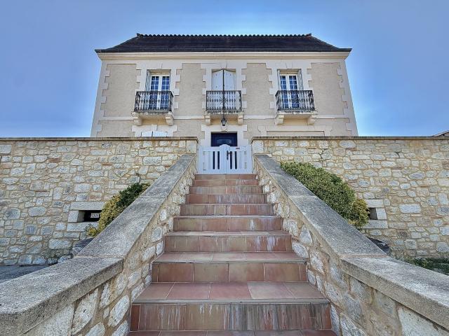Maison 8 pièces 246 m²