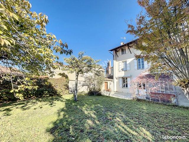 Maison 8 pièces 246 m²