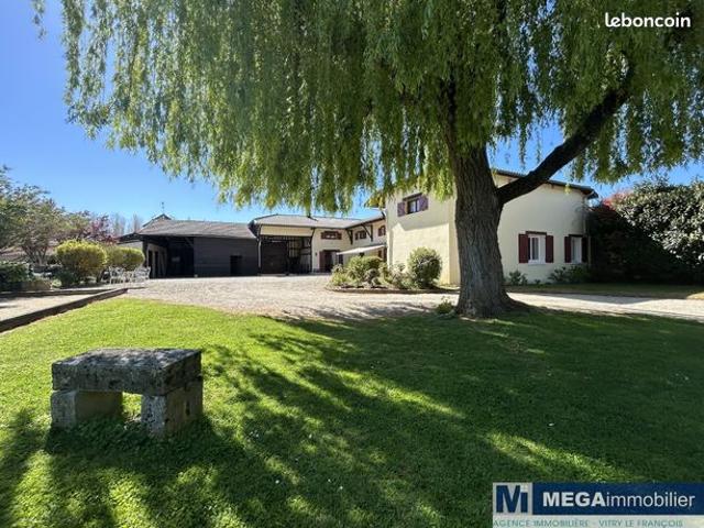 Maison 8 pièces 247 m²