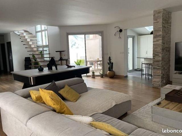 Maison 8 pièces 247 m²
