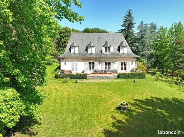 Maison 8 pièces 247 m²