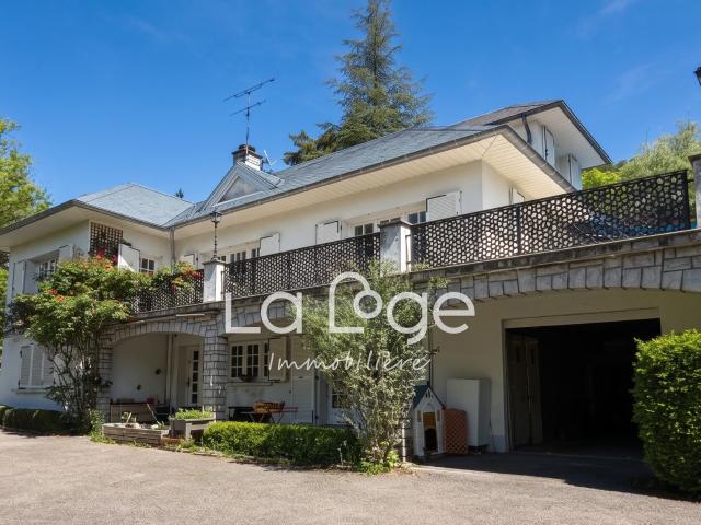 Maison 8 pièces 247 m²